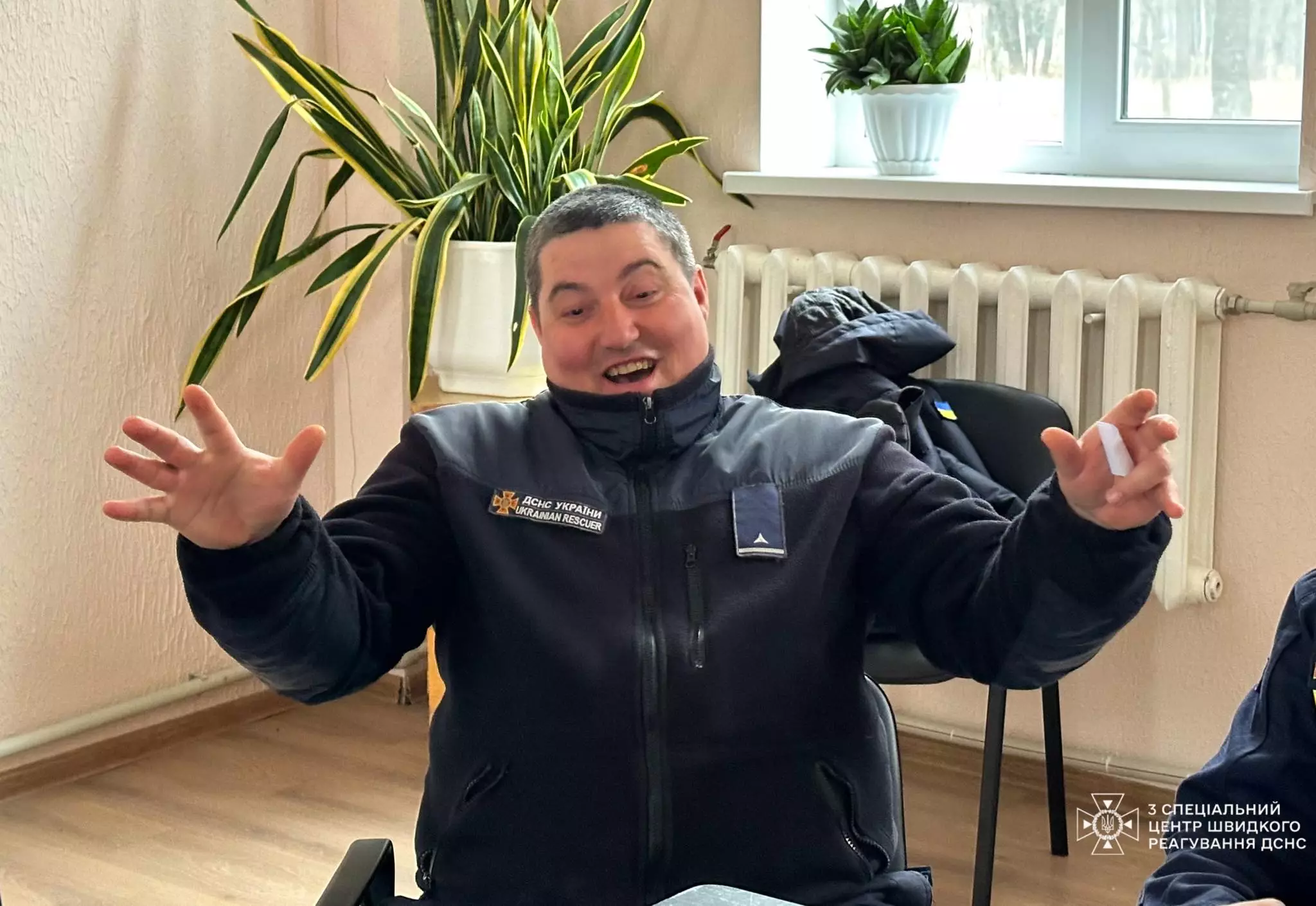 На фото сапер показує емоцію страху