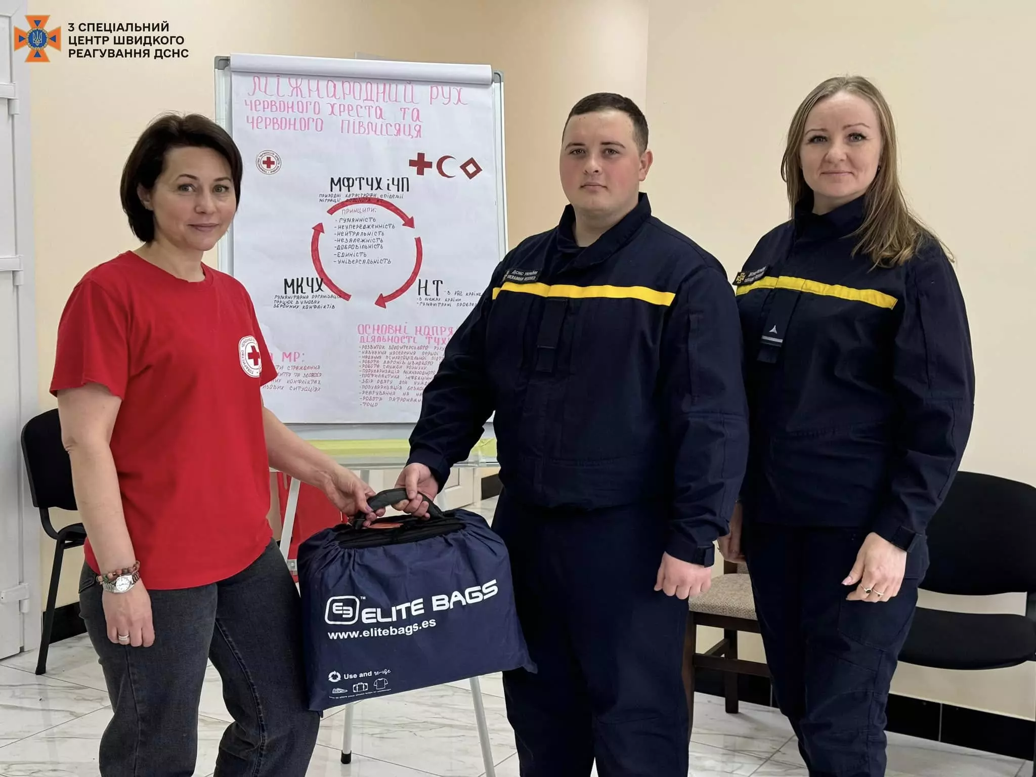 Інструктори Поільської районної організації Червоного Хреста України подарували рятувальникам аптечку