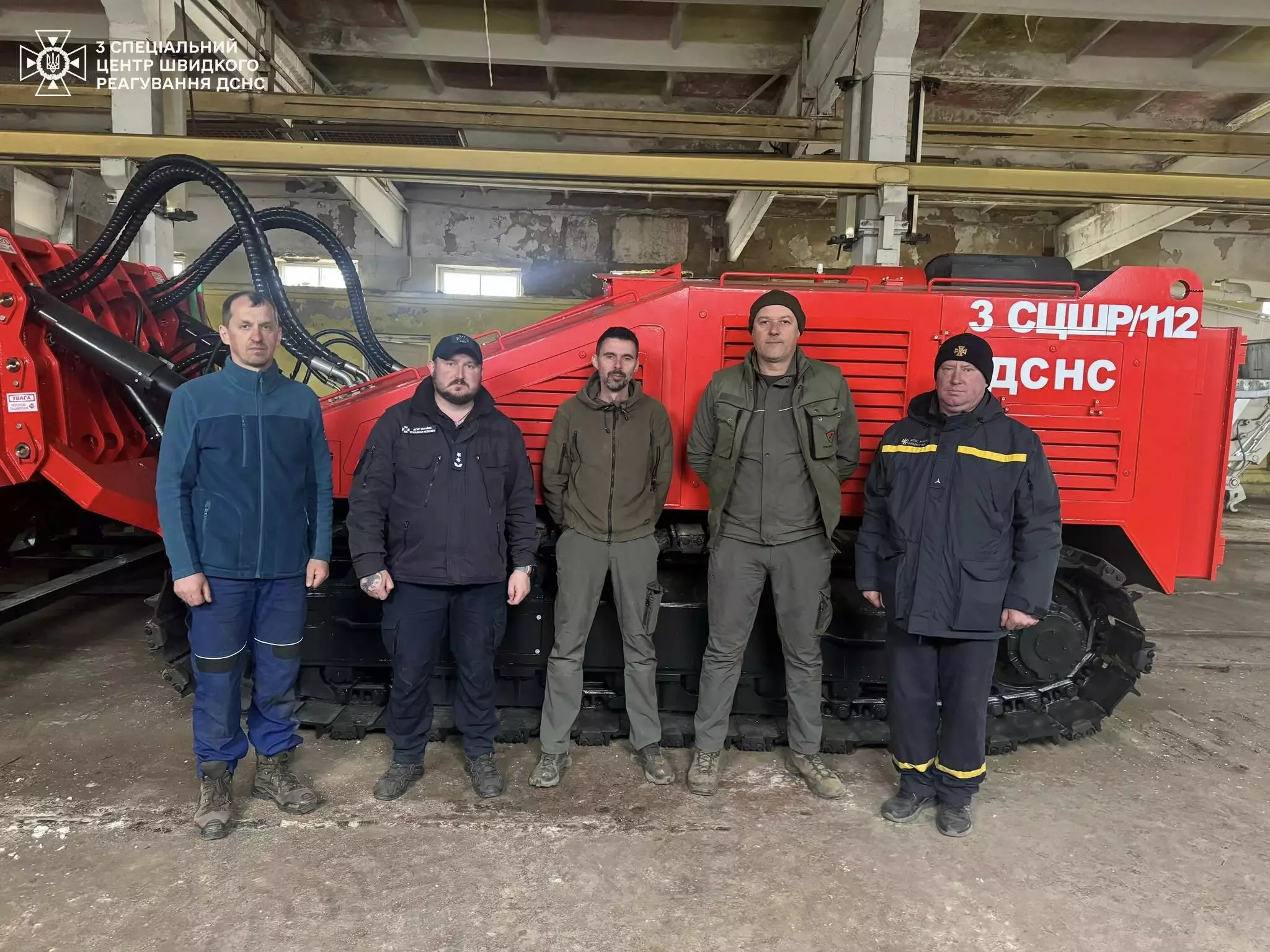 На фото зображені іноземні інструктори з Хорватії, представник товариства А3ТЕХ УКРАЇНА та сапери 3 Спеціального центру біля машини механізованого розмінування MV 10