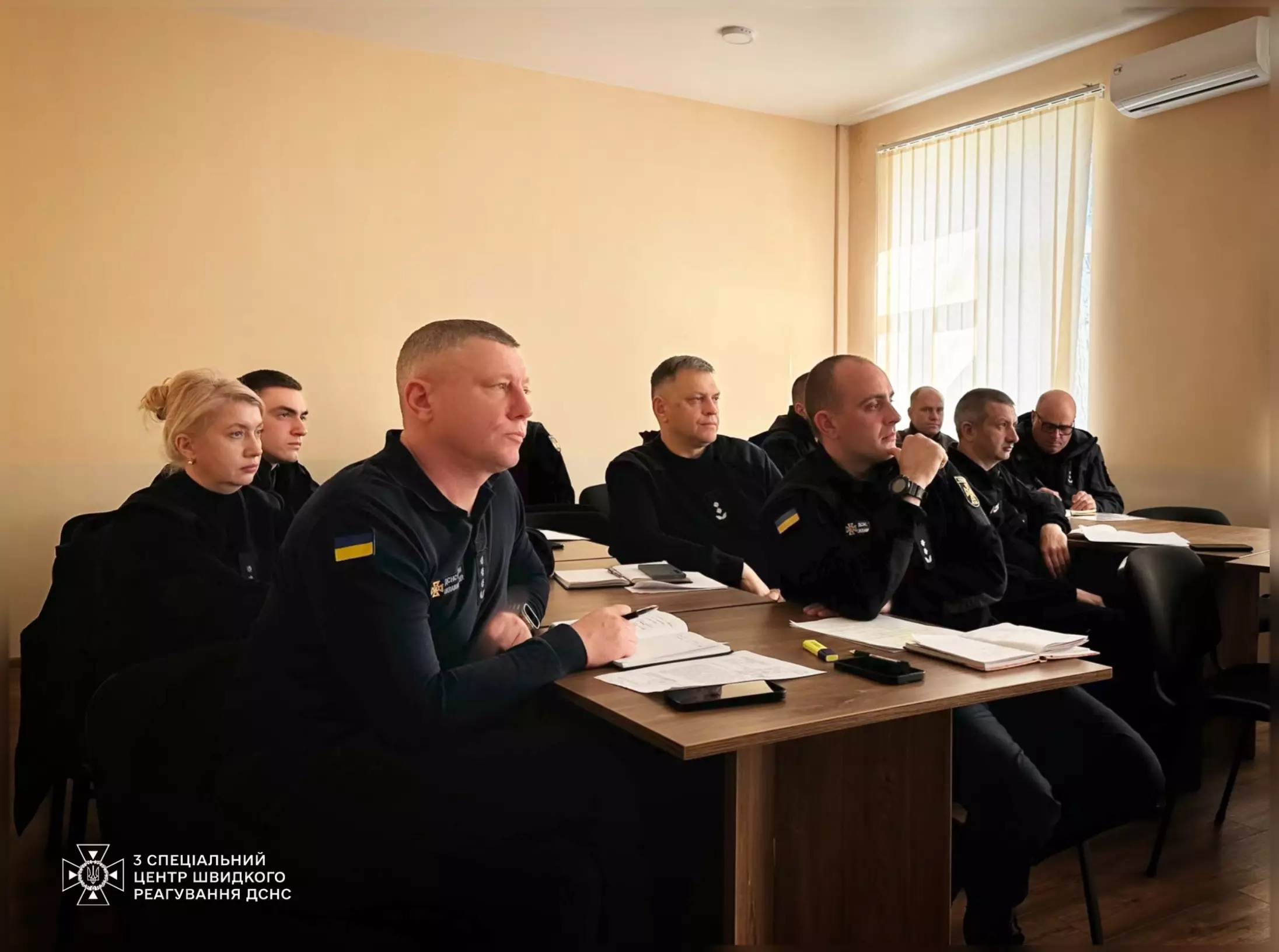 На фото начальники підрозділів слухають доповідь колеги