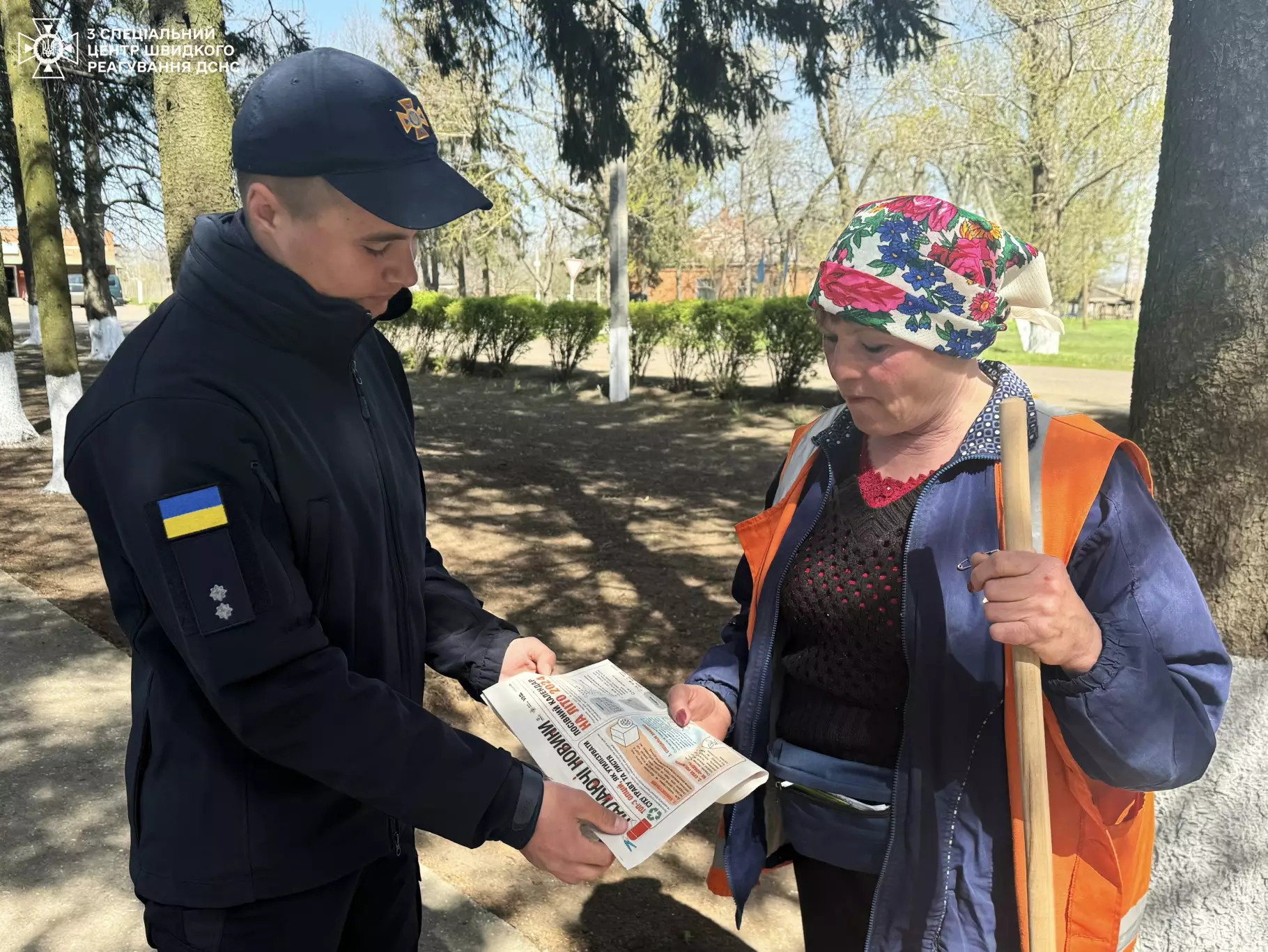 Дорослим вручили газети з правилами поведінки
