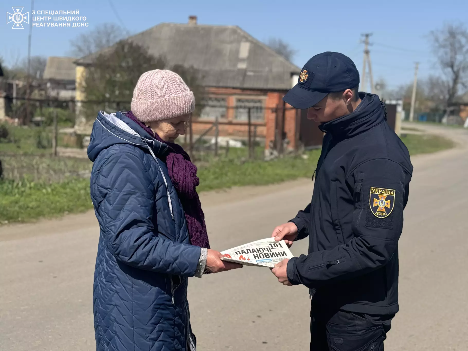 Напередодні Великодня рятувальники зустрілись з населенням та нагадали правила безпечної поведінки у побуті тау храмі