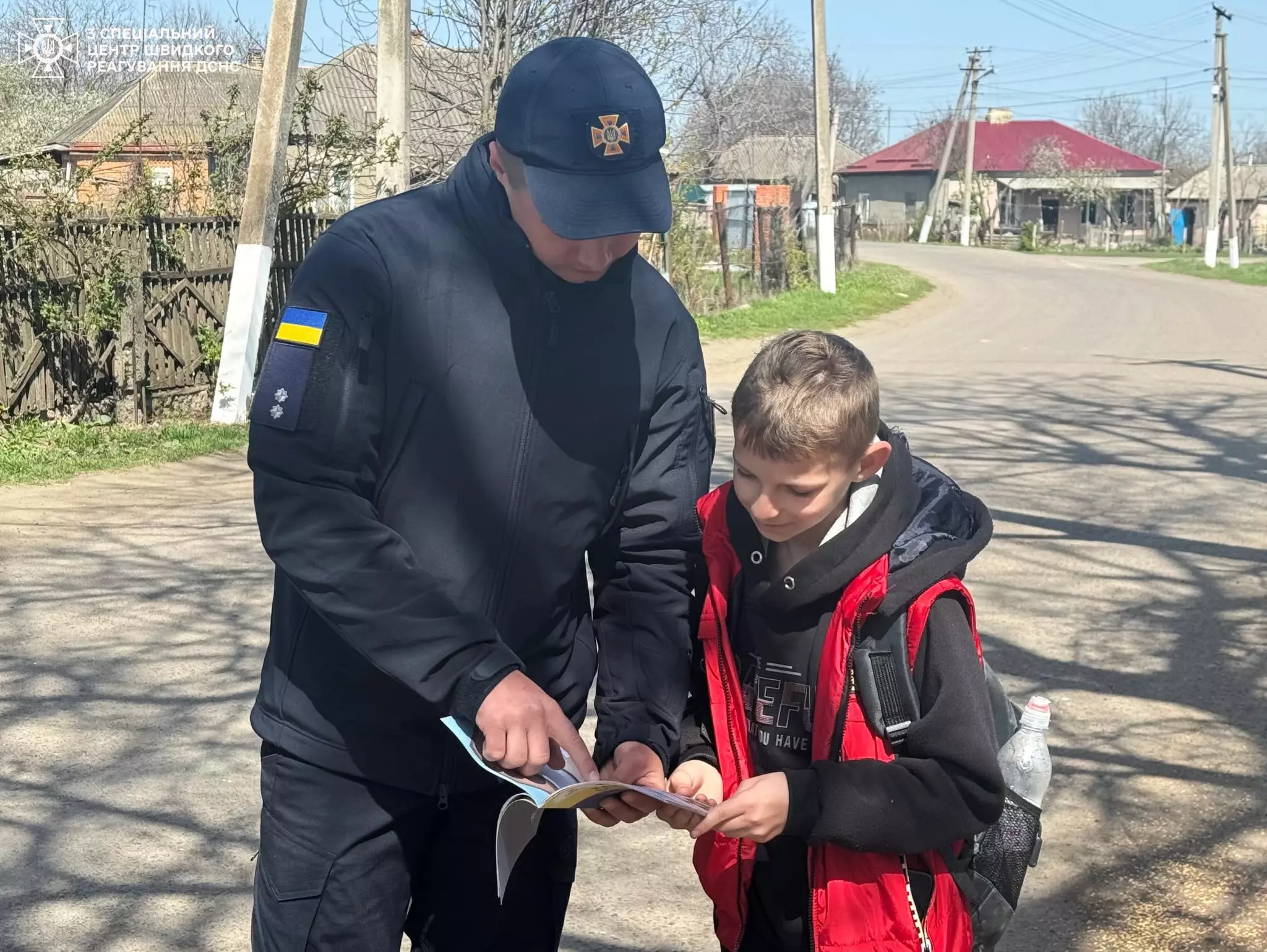 Дітям подарували брошури на тему пожежної безпеки