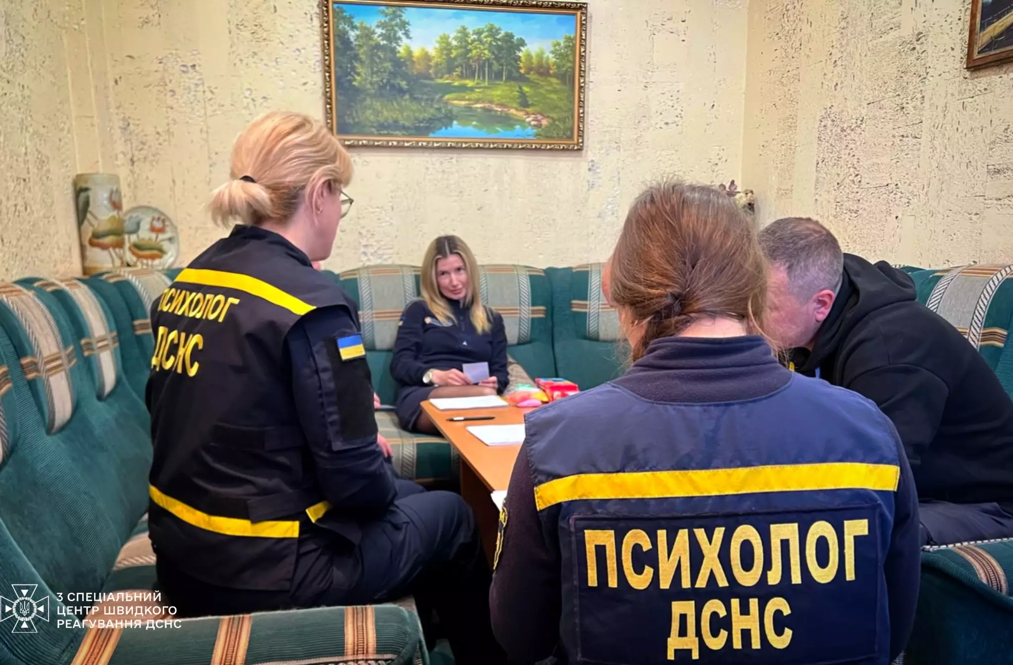На фото зображено психологиню Третього Спеціального центру, яка проводить роботу з внутрішньо переміщеними особами