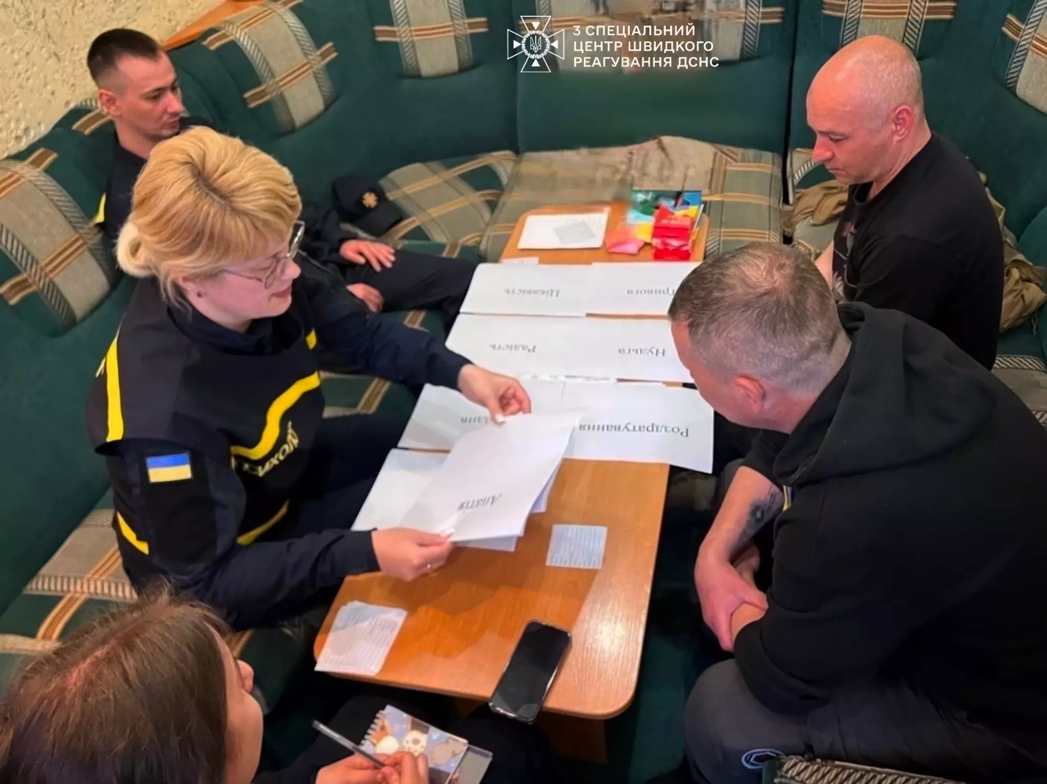 На фото психологиня працює з ВПО з картками-назвами емоцій