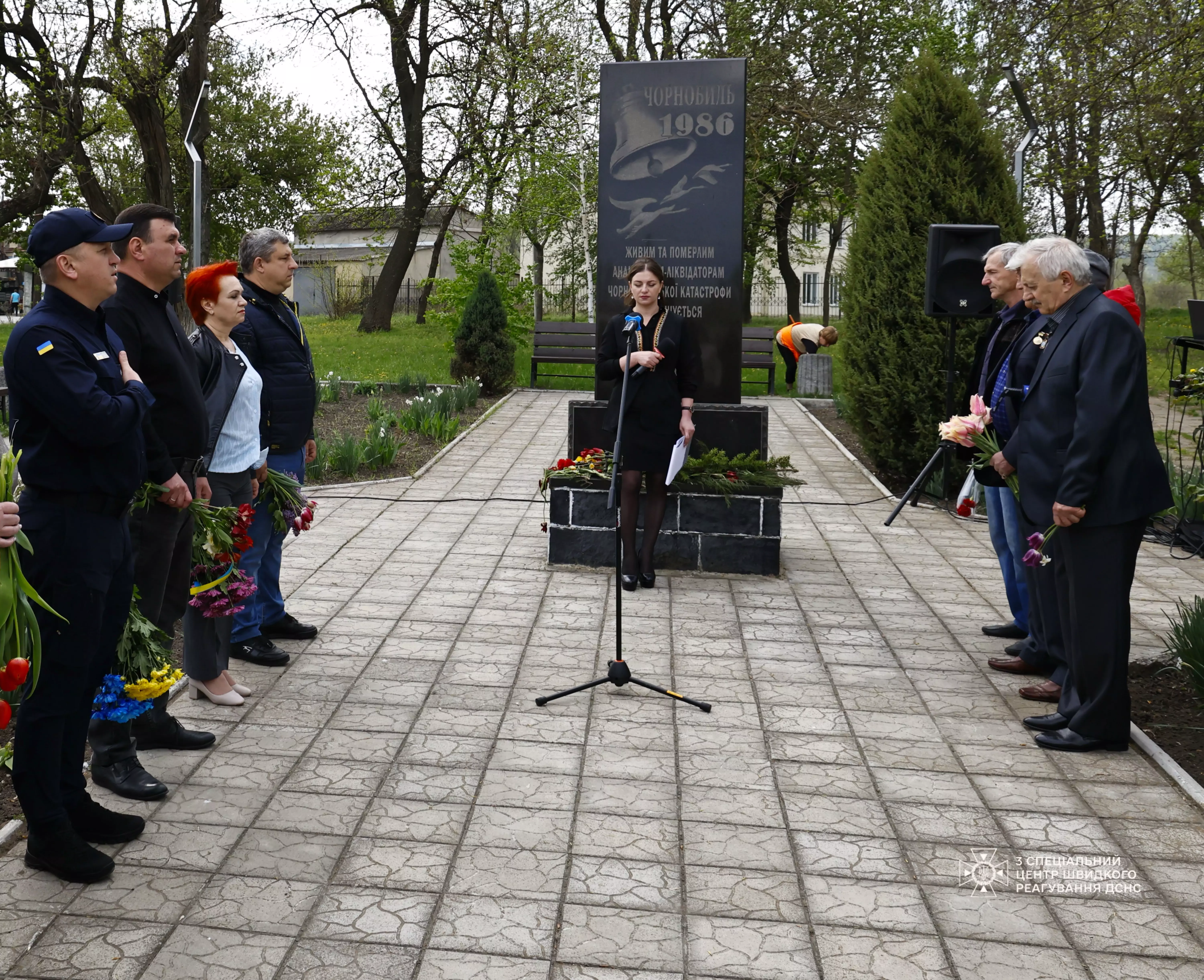 На фото зображені учасники заходу до дня вшанування памяті про Чорнобильську трагедію