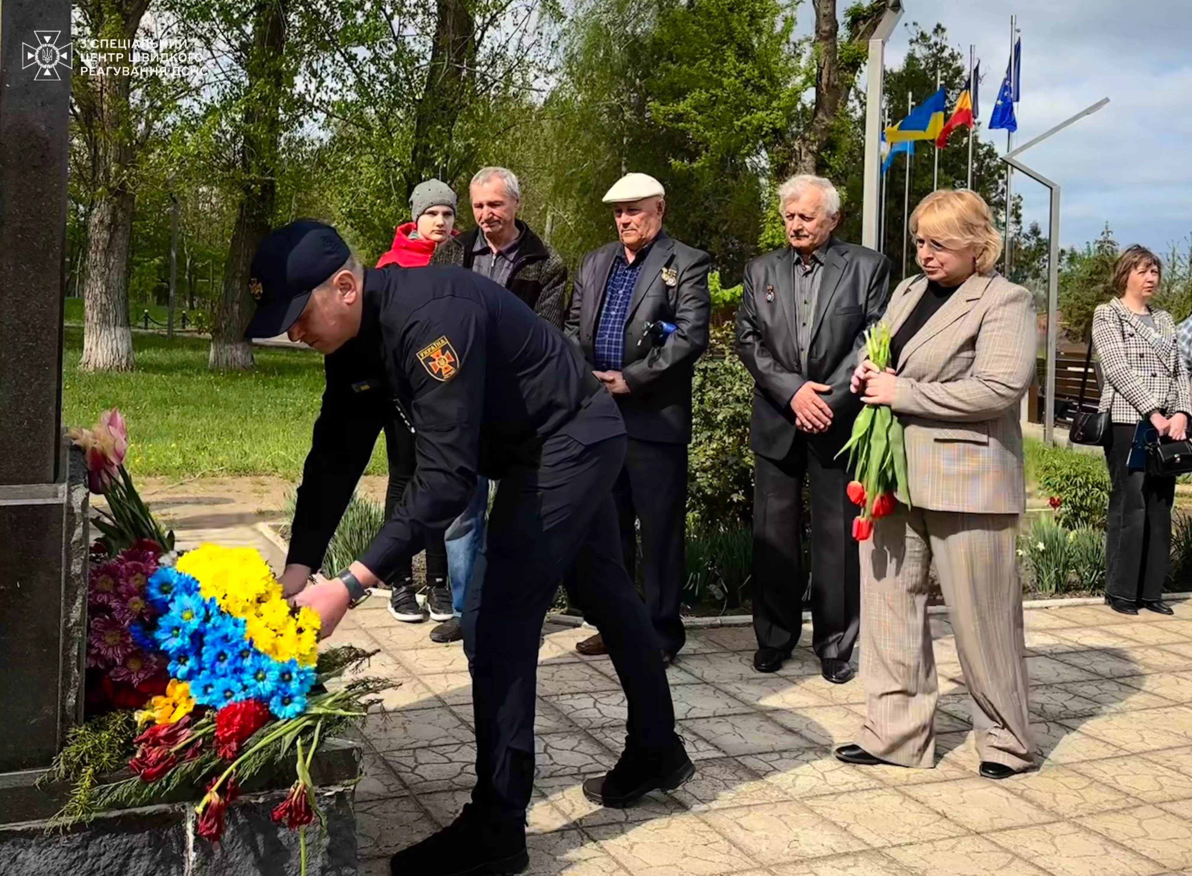 Рятувальник покладає квіти до Меморіалу героям-ліквідаторам аварії на ЧАЕС