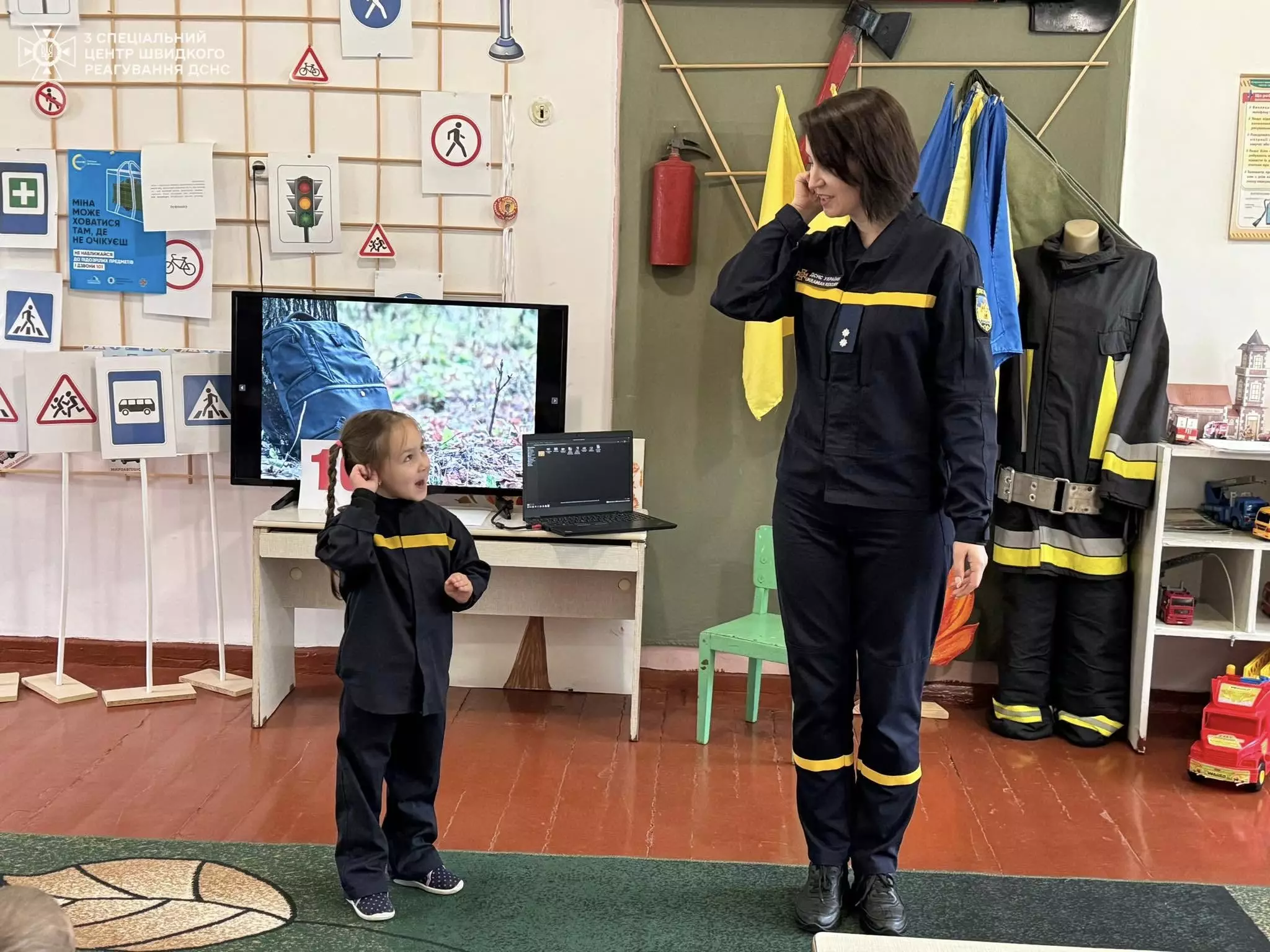 Рятувальники в ігровій формі навчали дітей розпізнавати небезпеку в навколишньому середовищі