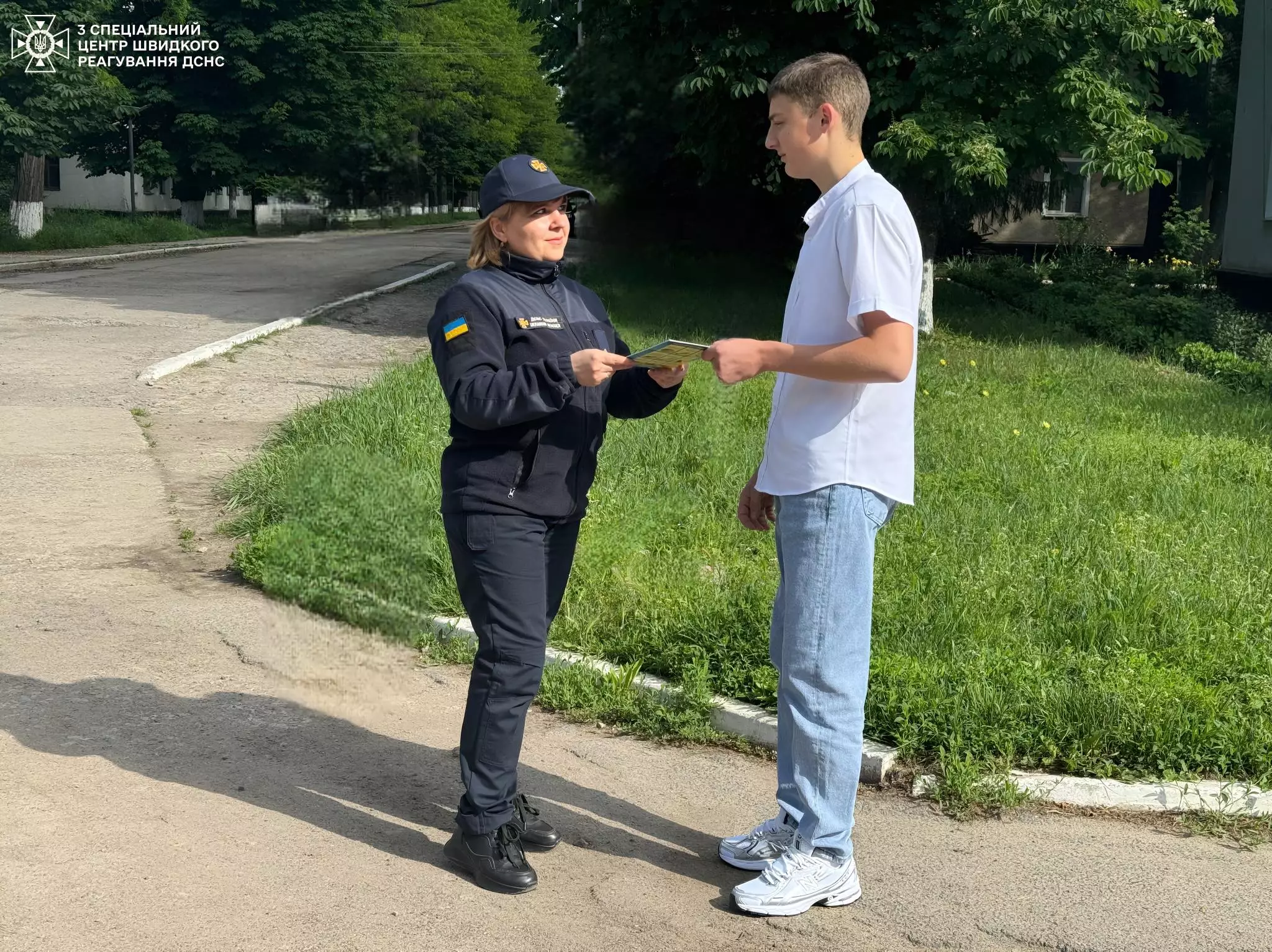 Рятувальники вручили своїм співрозмовникам тематичні брошури