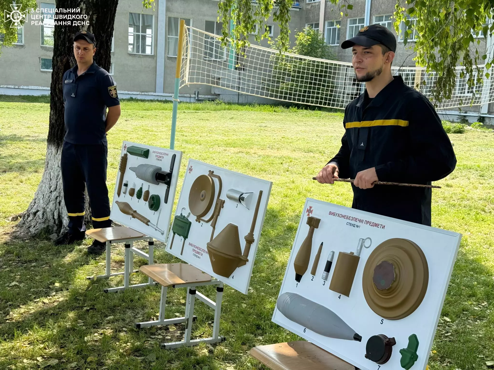 Учні Подільського ліцею уважно слухали піротехніків та задавали багато питань