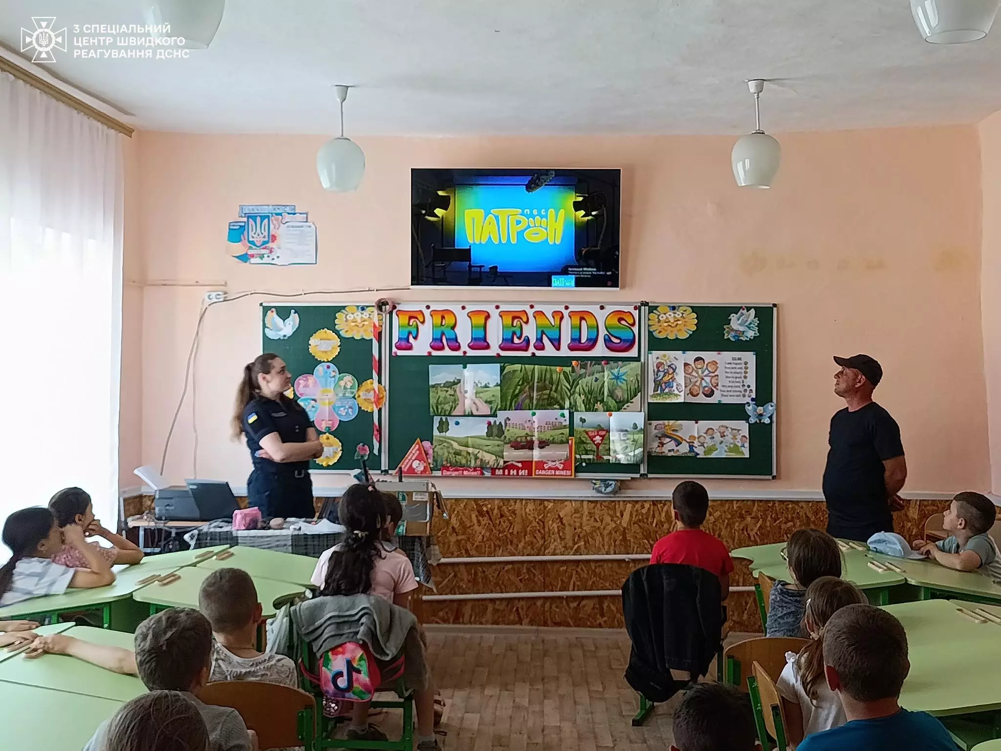 хлопчики та дівчатка із великим інтересом переглянули мультфільм про пригоди пса Патрона та його друзів
