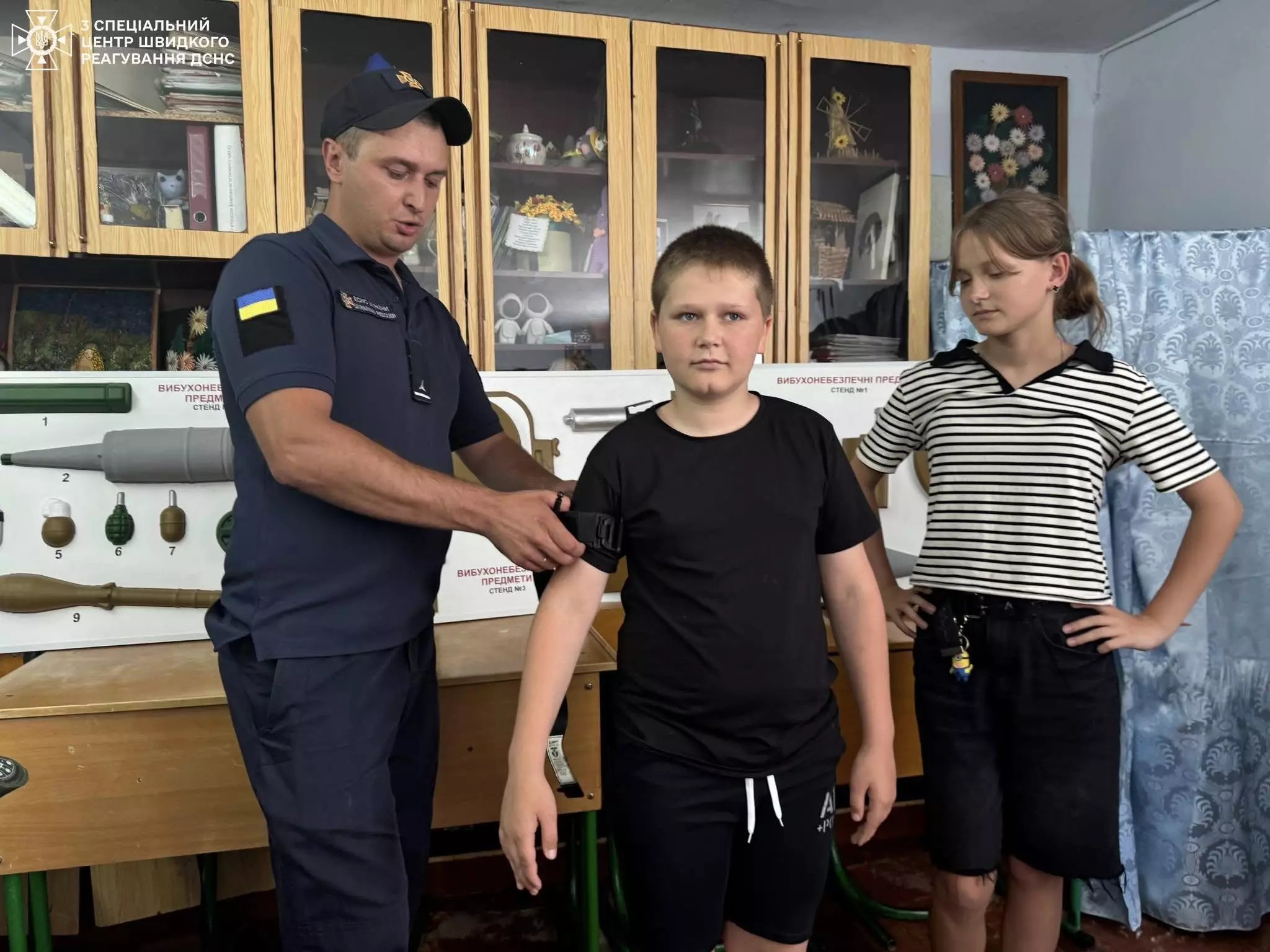 Піротехніки навчали учнів правильно накладати турнікет