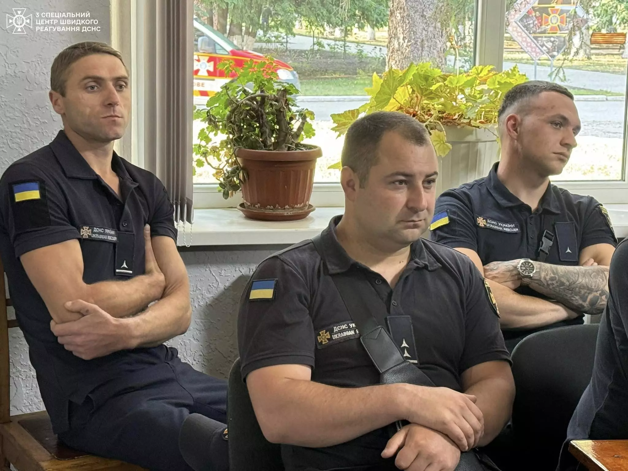 Фельдшер пункту охорони здоров'я Олександр Луценко розповів рятувальникам як правильно  надавати допомогу постраждалим у дорожньо-транспортних пригодах