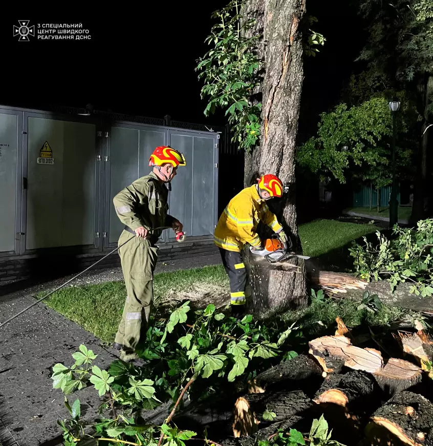 Надзвичайники проводили аварійно-рятувальні роботи у місті Харкові