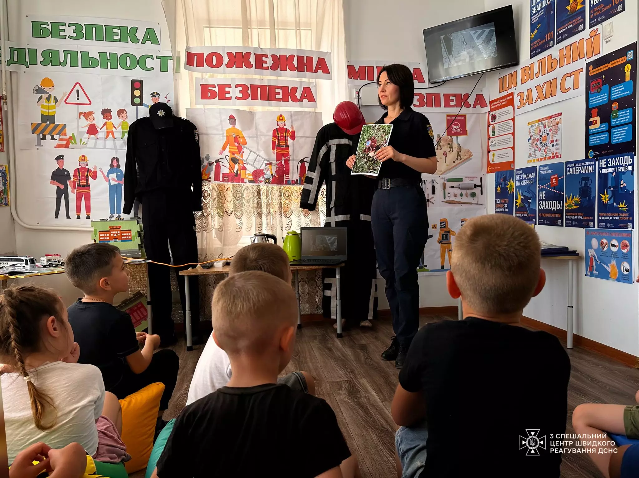Дошкільнятам розповіли чому не можна торкатися підозрілих предметів