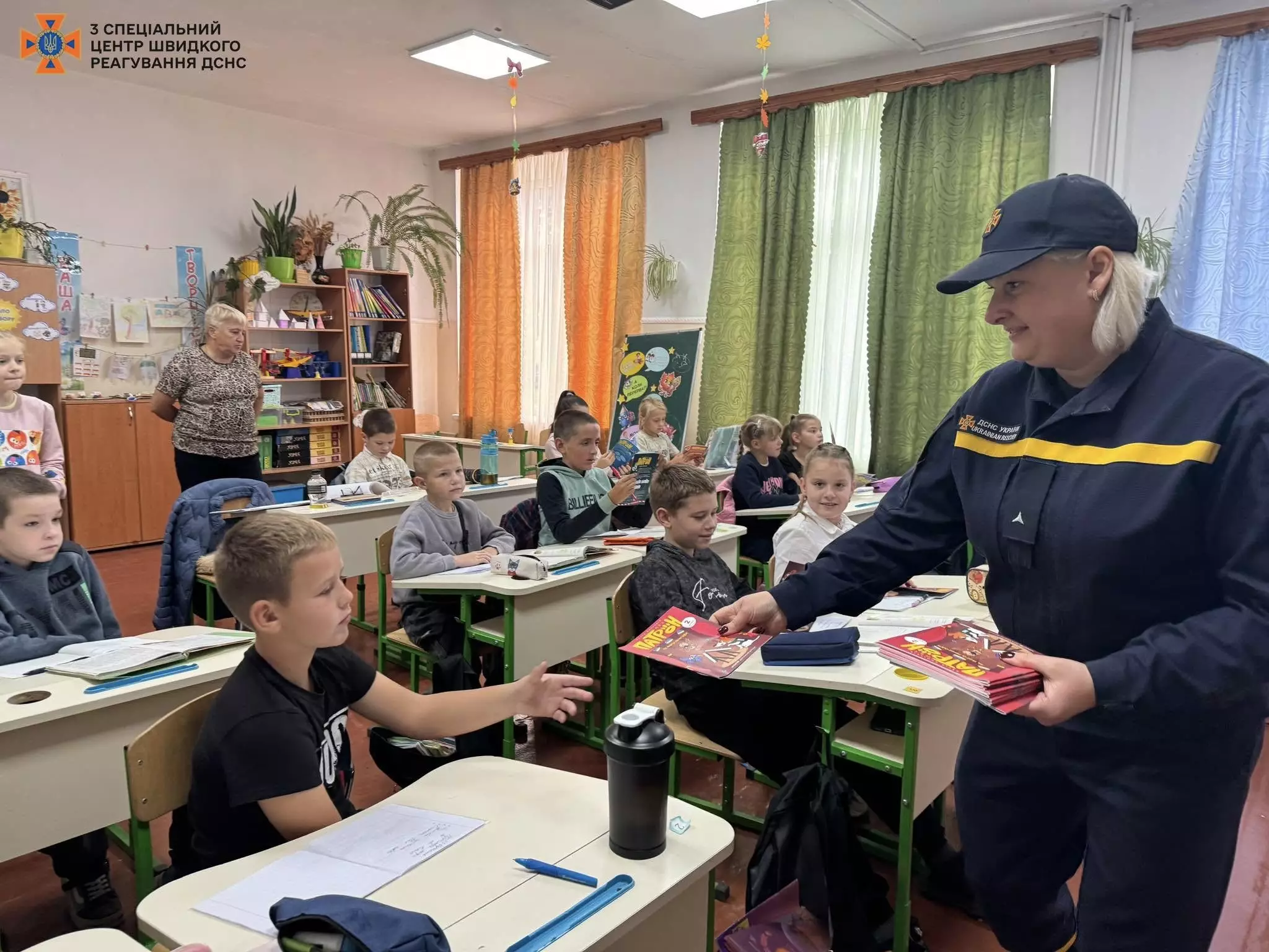 Рятувальники розповіли дорослим та дітям правила безпечної поведінки