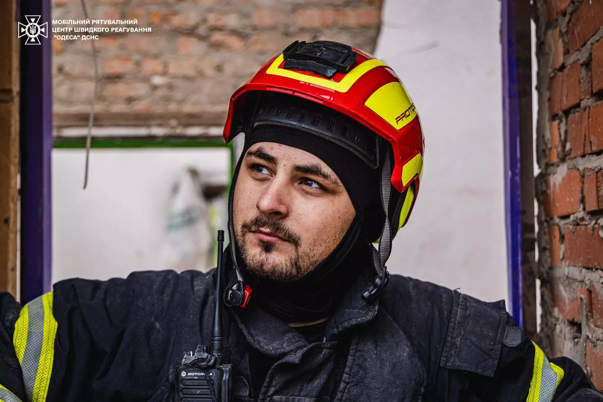 Рятувальники розчищають зруйновані конструкції та допомагають людям