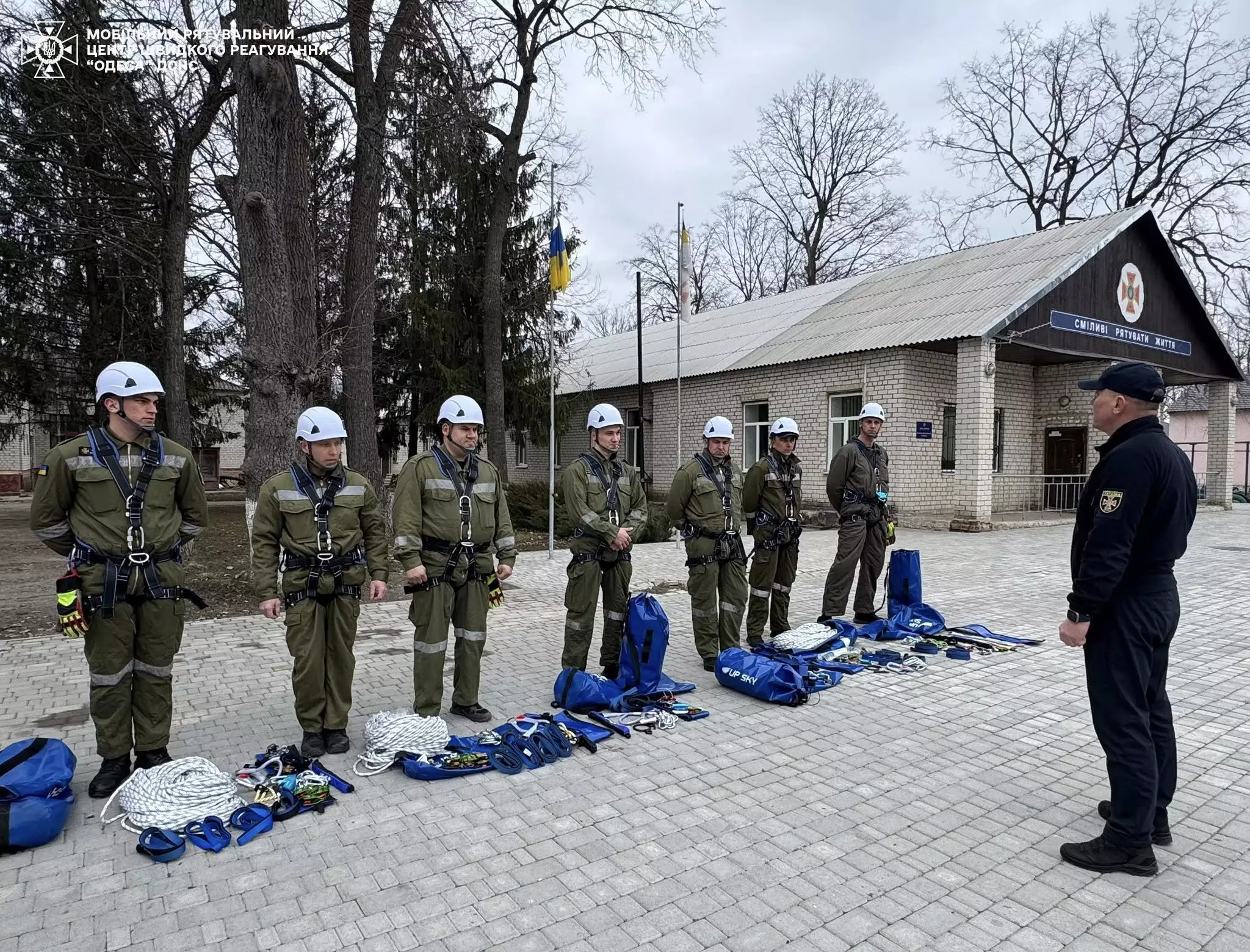 Проведено огляд рятувальників та їх спорядження