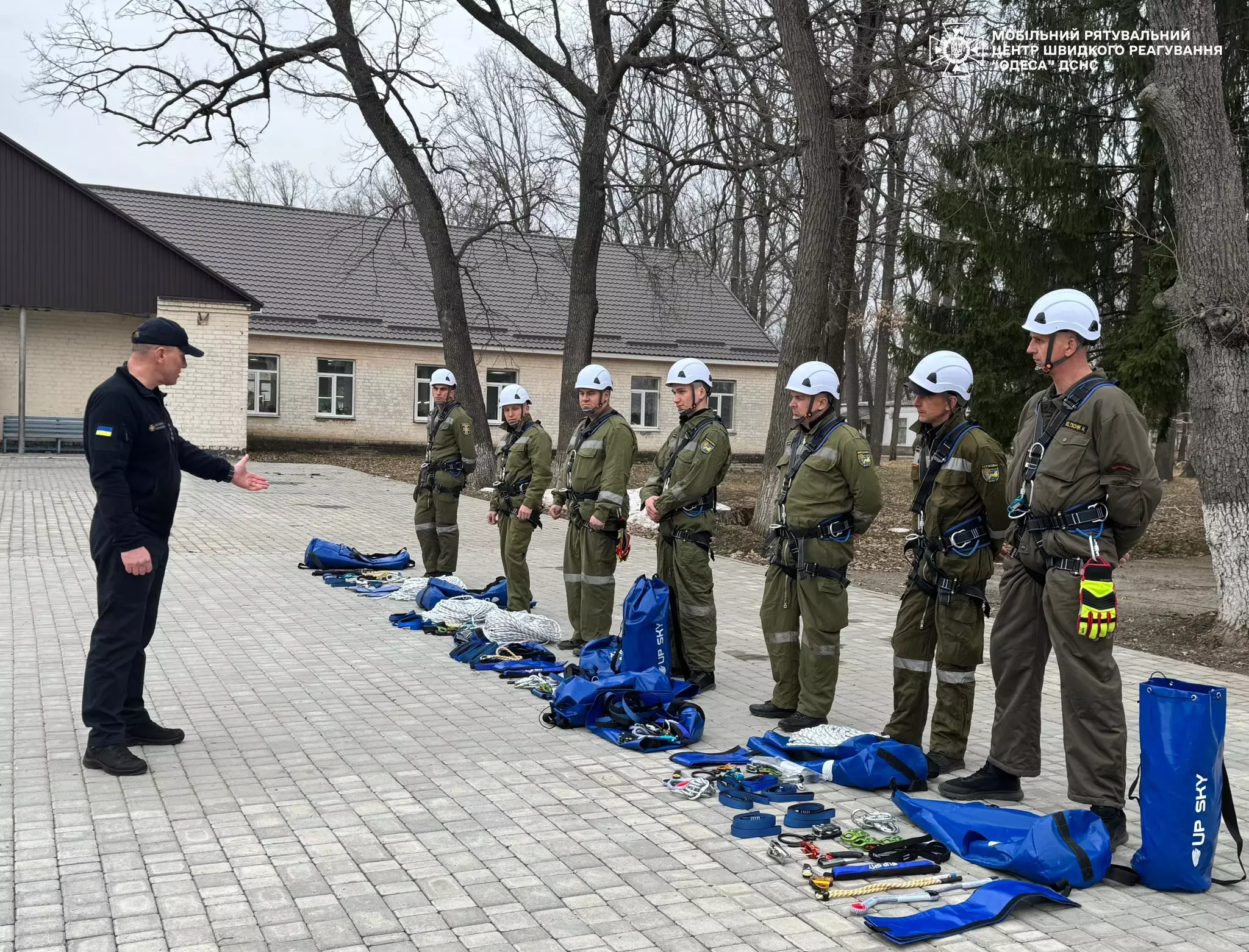 Проведено огляд рятувальників та їх спорядження