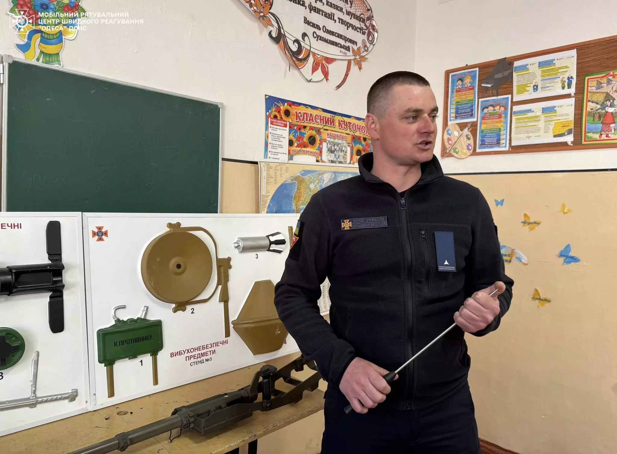Сапери зустрілись з семикласниками, аби навчити їх правилам мінної безпеки