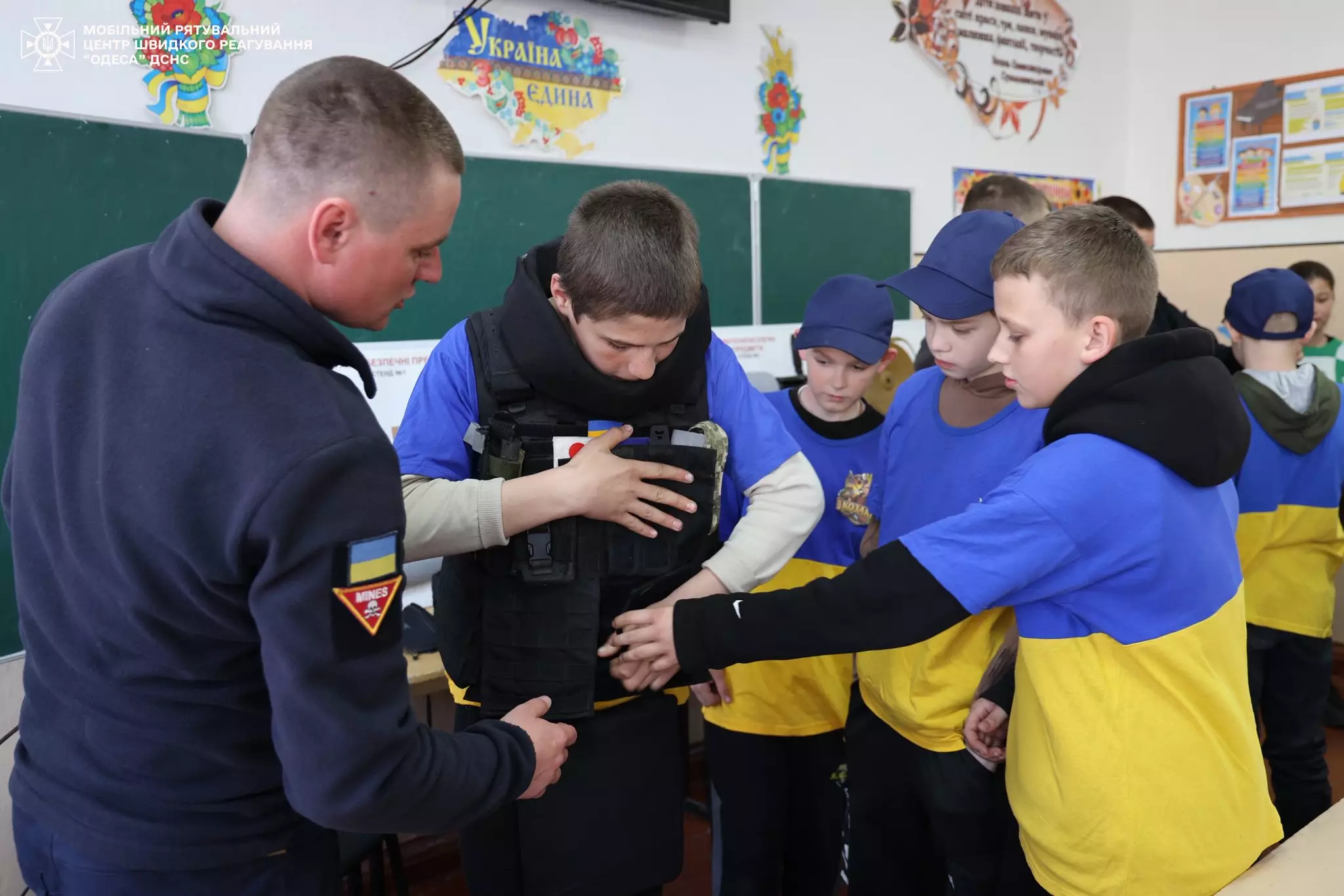 Сапери зустрілись з семикласниками, аби навчити їх правилам мінної безпеки