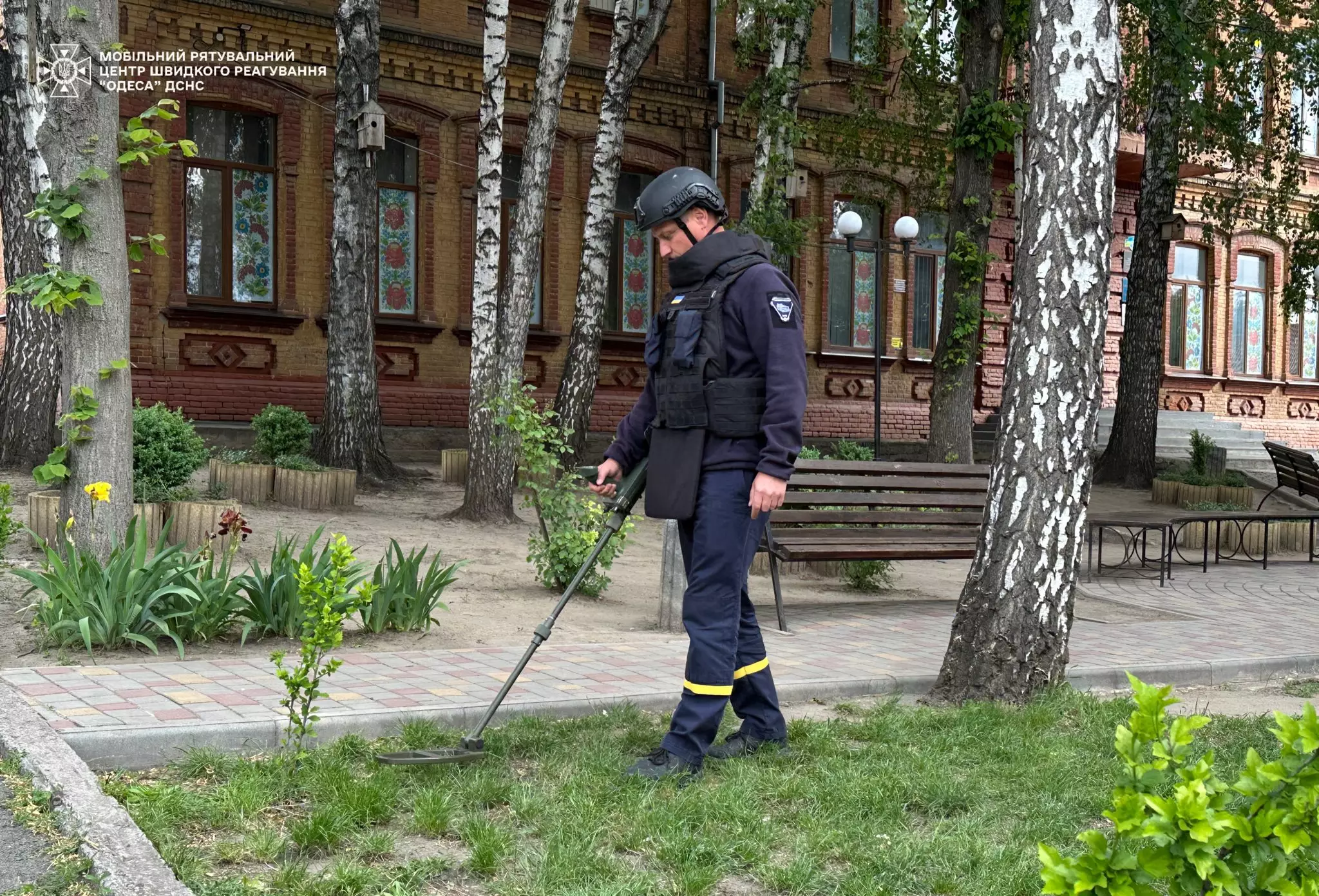 Сапери центру обстежують території навчальних закладів перед проведенням національного мультипредметного тесту