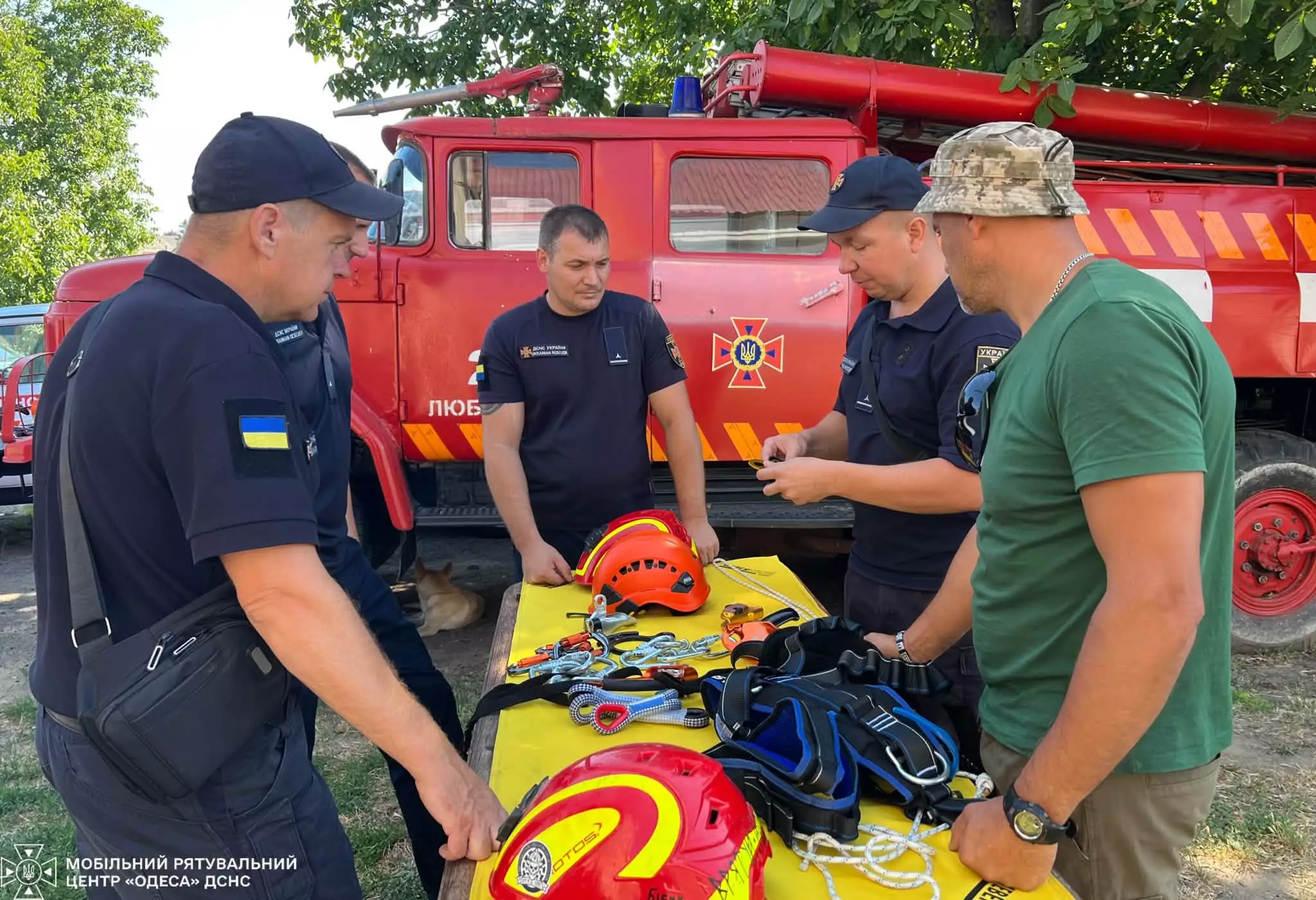 Рятувальники Мобільного рятувального центру «Одеса» вдосконалюють навички верхолазної підготовки
