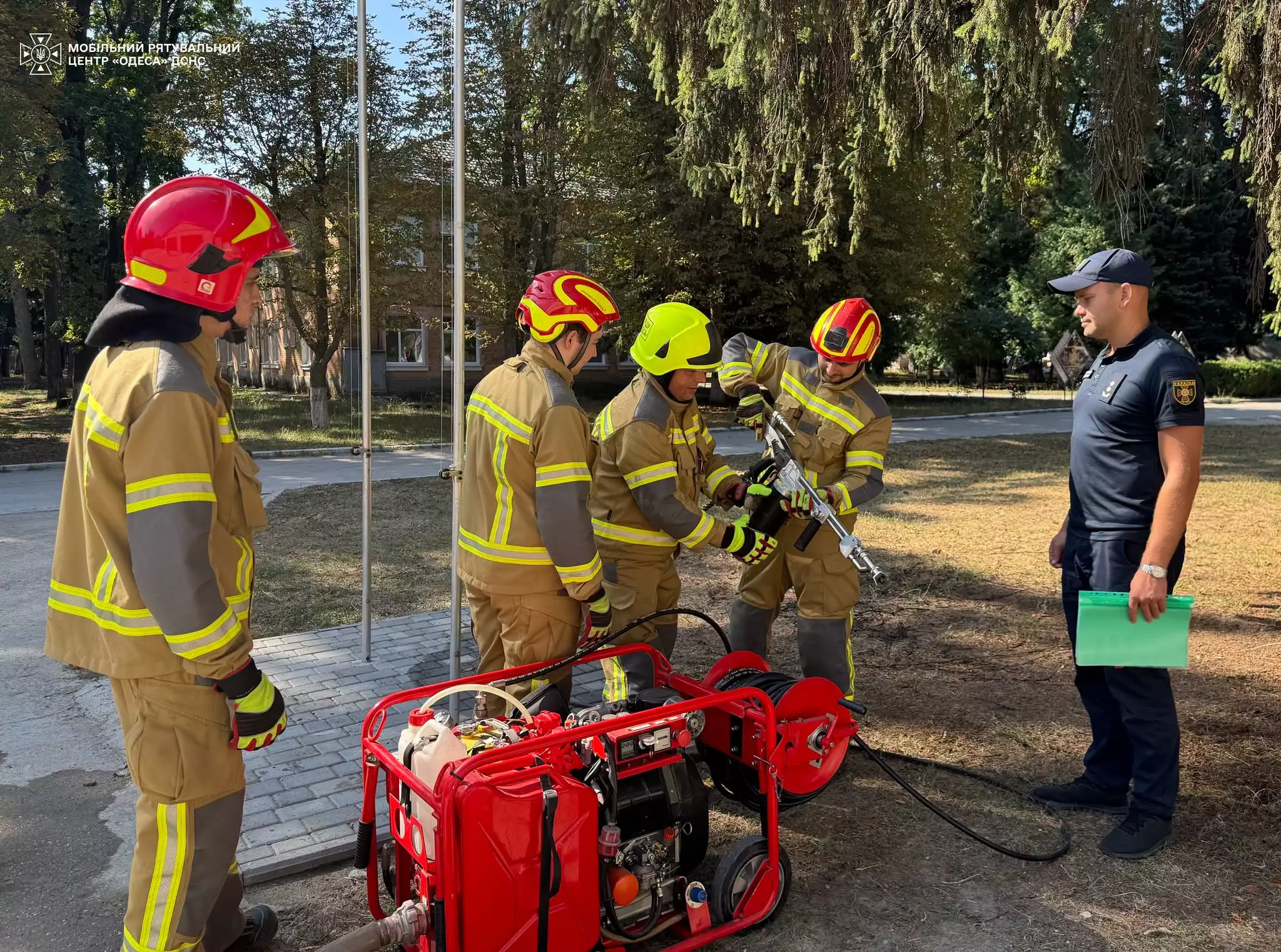 Рятувальники відпрацьовували навички гасіння пожеж у складних умовах