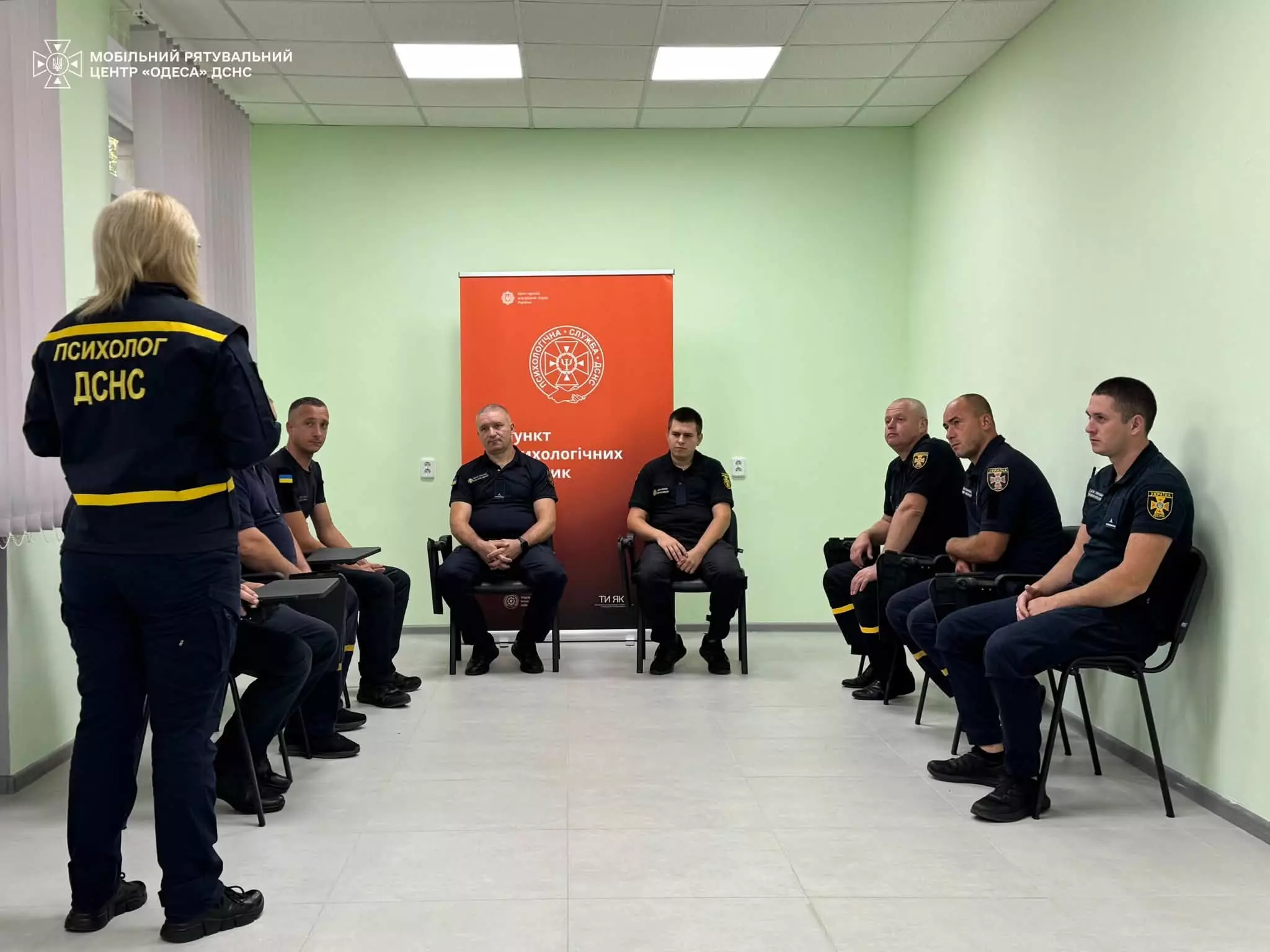 Психологиня центру провела для рятувальників заняття в межах проєкту "Пункт психологічних практик"