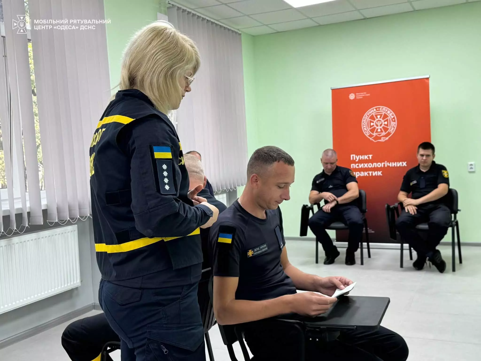 Психологиня центру провела для рятувальників заняття в межах проєкту "Пункт психологічних практик"