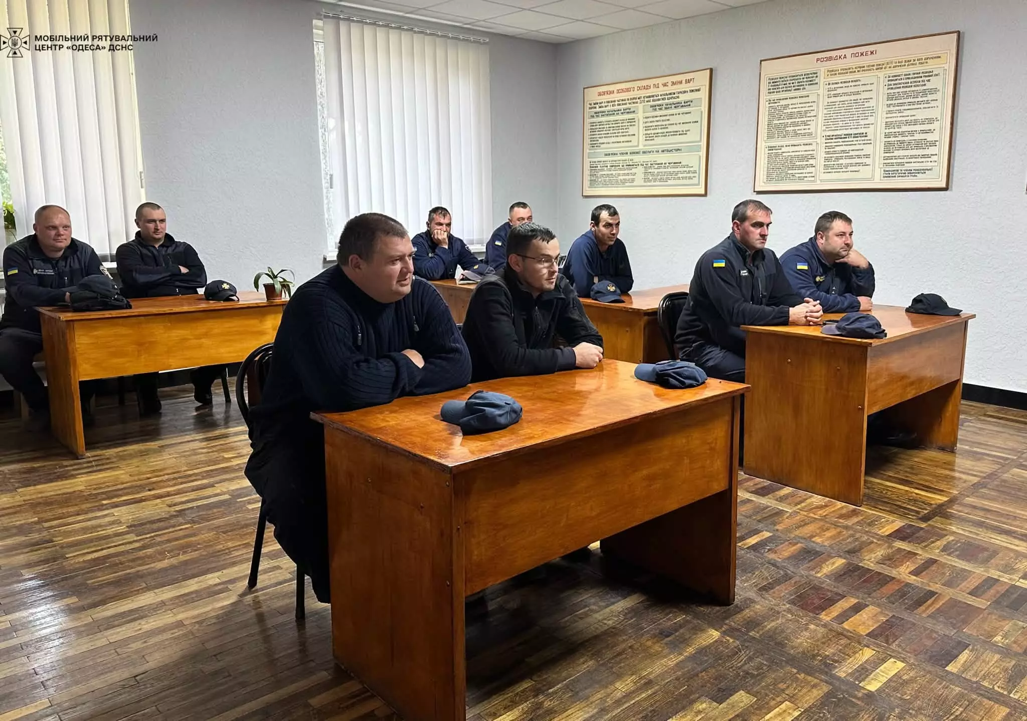 На фото водії які слухають інструкції медика